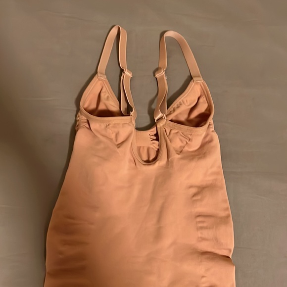 SKIMS SEAMLESS SCULPT MID THIGH BODYSUIT - Picture 7 of 7